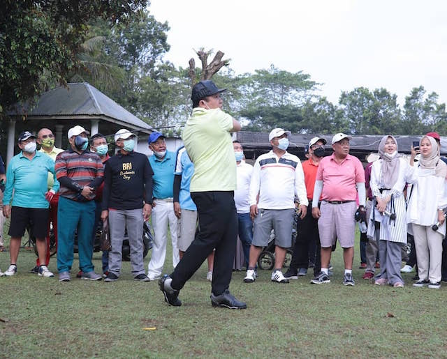 Setelah Lama Absen Latihan, Bupati Hendy Enjoy Bergolf  di Lapangan Golf Glantangan, Jember